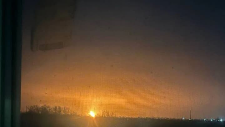 bezpilotnyky-atakuvaly-morskyi-port-u-rosiiskomu-temriuku-palaiut-rezervuary-z-palyvom-zmi