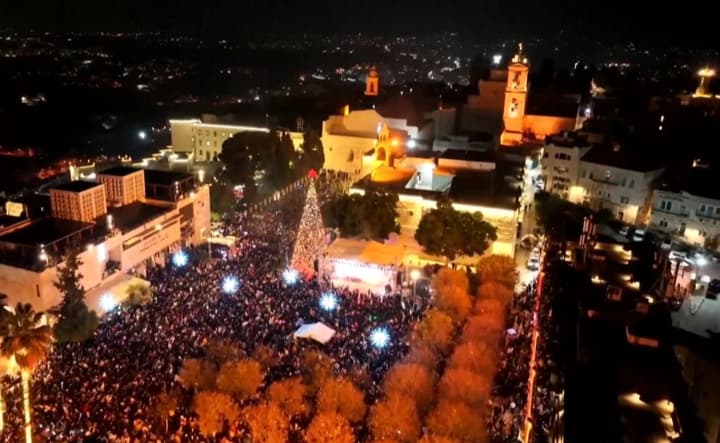 rozhdestvenskaya-yelka-v-vifleeme-vpervie-zazhglas-s-nachala-voini-v-gaze