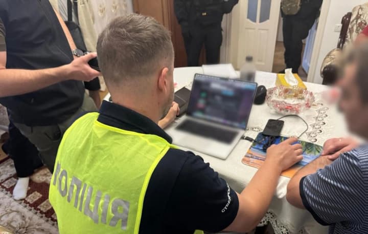 zlamuvav-akaunty-i-prodavav-na-khakerskyi-forum-politsiia-vykryla-cholovika-z-bukovyny