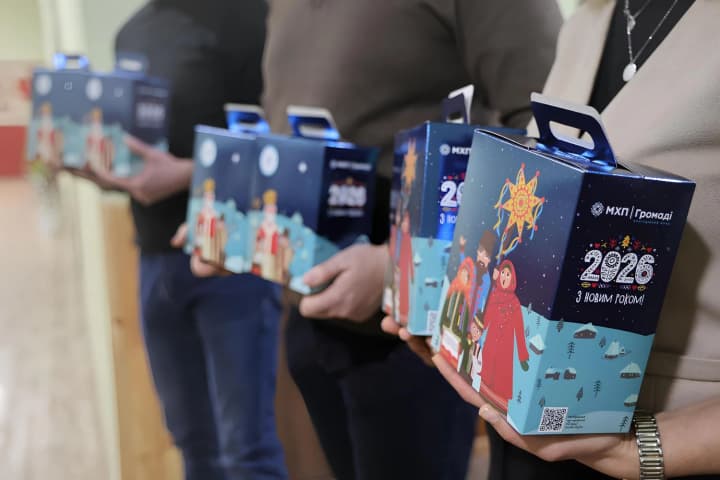 69-tisyach-detei-poluchili-rozhdestvenskie-podarki-i-napisali-otkritki-dlya-ukrainskikh-voennikh-v-ramkakh-initsiativi-sladkoe-rozhdestvo