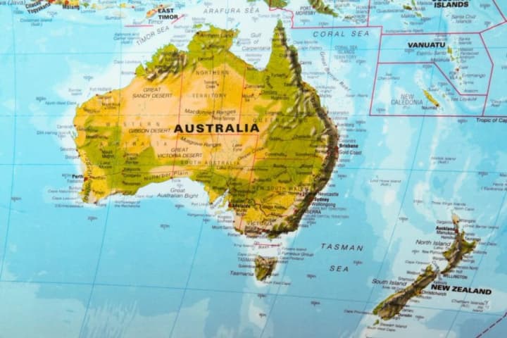australia-becomes-the-first-country-in-the-world-to-ban-children-under-16-from-accessing-social-media