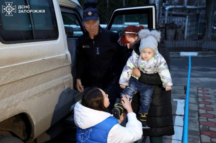 tri-pokoleniya-semi-evakuirovani-iz-zaporozhskoi-prifrontovoi-zoni