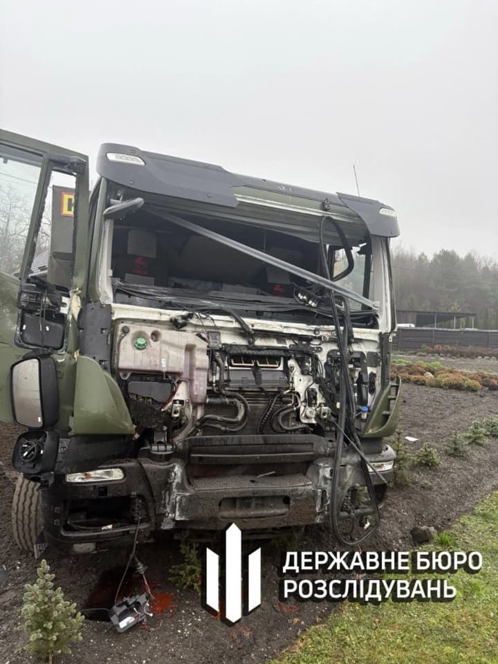 viiskova-vantazhivka-vrizalasia-u-parkan-na-volyni-vodii-zahynuv