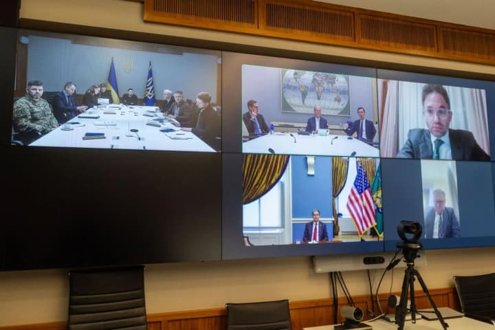 zelenskyi-proviv-pershu-zustrich-hrupy-yaka-pratsiuvatyme-nad-dokumentom-shchodo-vidbudovy-ukrainy-vid-ssha-buly-bessent-ta-kushner