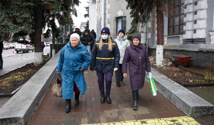 rivnenshchyna-pryiniala-38-i-evakuatsiinyi-potiah-z-donechchyny-u-dsns-pokazaly-kadry-zustrichi-vymushenykh-pereselentsiv