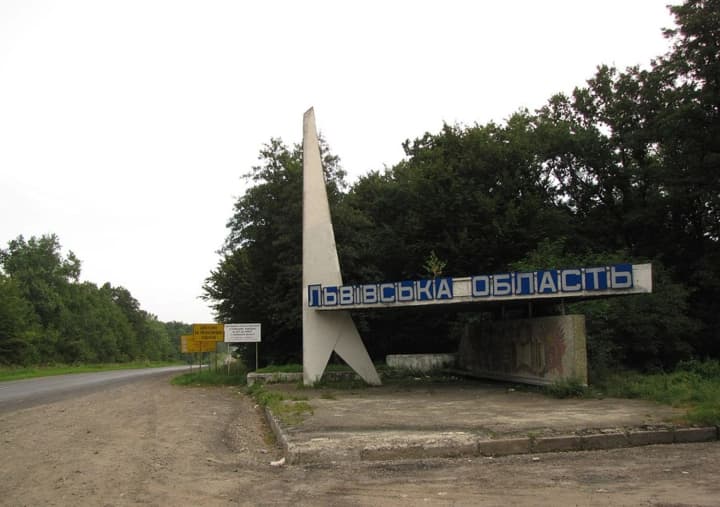 pod-lvovom-nochyu-proizoshel-vzriv-v-dome-politsiya-soobshchila-o-popadanii-drona