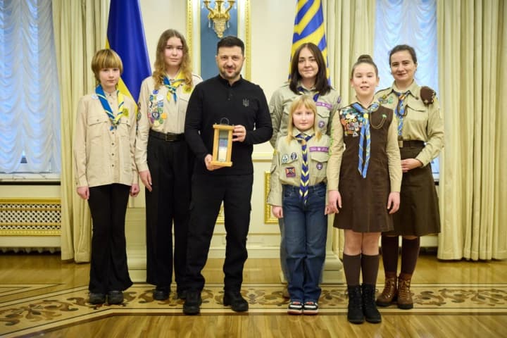 zelenskyy-received-the-bethlehem-peace-light-from-scout-organizations