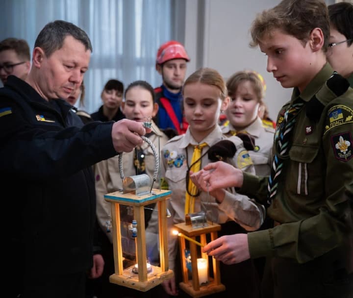 ukrainski-riatuvalnyky-otrymaly-vyfleiemskyi-vohon-myru-vid-plastuniv