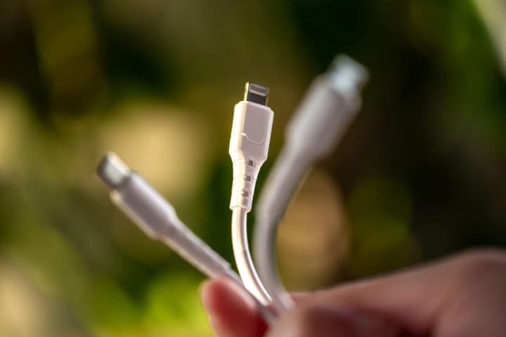 yak-pidkliuchyty-telefon-do-televizora-naiprostishi-sposoby