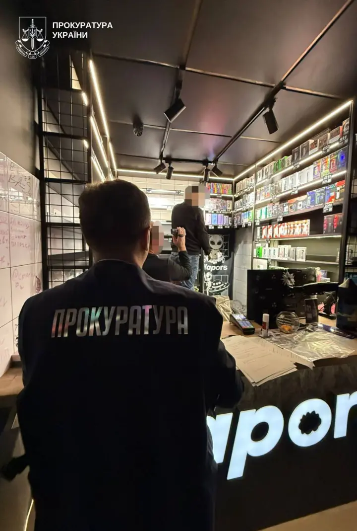 proizvodili-zhidkosti-dlya-elektronnikh-sigaret-moshchnostyu-do-2-tis-naborov-v-sutki-v-vinnitskoi-oblasti-razoblachen-podpolnii-tsekh