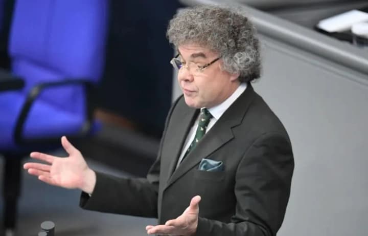 skandal-u-bundestazi-deputata-vid-afd-zvynuvachuiut-u-vykorystanni-zaboronenoho-natsystskoho-vitannia