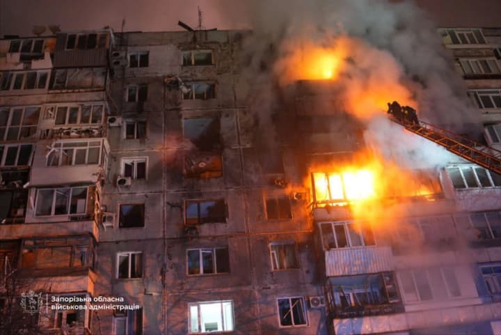 russian-army-attacked-zaporizhzhia-drone-hit-apartment-building-there-are-casualties-video