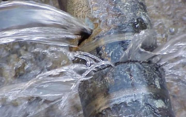 v-kieve-na-bulvare-verkhovnoi-radi-proizoshel-proriv-vodoprovodnoi-seti