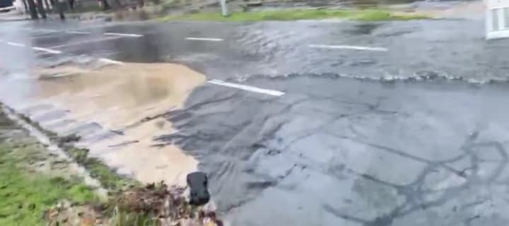 iz-za-proriva-truboprovoda-dvizhenie-transporta-perekrili-na-bulvare-verkhovnoi-radi-v-kieve