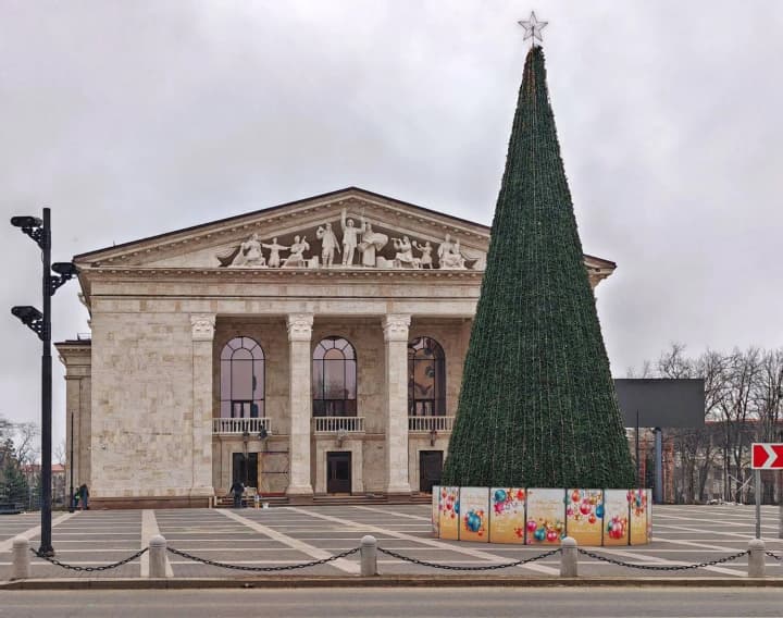 komediia-na-mistsi-trahedii-rosiiany-vidkryly-prodazh-kvytkiv-u-dramteatri-mariupolia