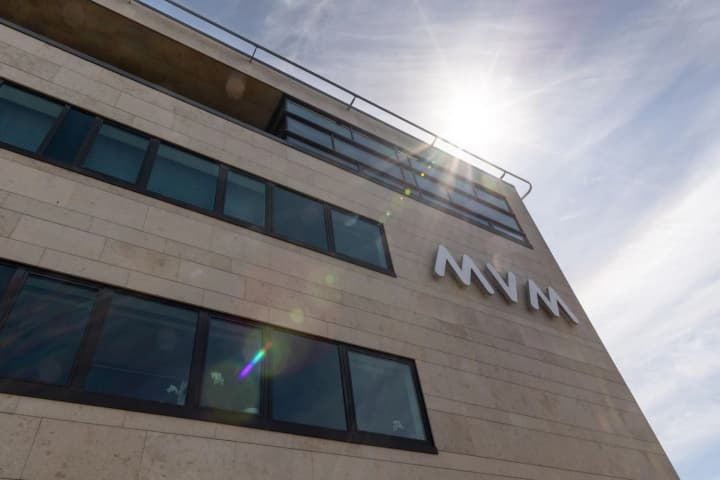 romanias-major-energy-supplier-amid-concerns-about-ties-with-russia-did-not-sell-a-controlling-stake-to-hungarys-mvm