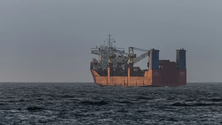 shvetsii-zatrymala-pidsanktsiine-rosiiske-sudno-adler-provodytsia-perevirka