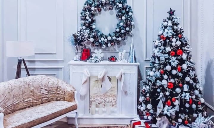 gde-luchshe-stavit-yelku-chtobi-izbezhat-pozharov-i-sokhranit-prazdnichnoe-nastroenie