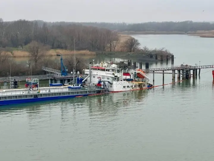 tanker-valeriy-gorchakov-attacked-in-rostov-is-sinking-photos-appeared-online