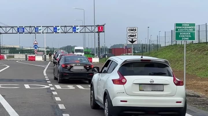 holidays-are-approaching-over-600-cars-and-90-buses-are-queuing-at-the-border-with-poland