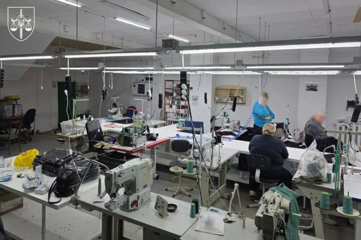 pidrobky-na-14-mln-hrn-pravookhorontsi-vykryly-nezakonne-vyrobnytstvo-premialnoho-odiahu-na-lvivshchyni