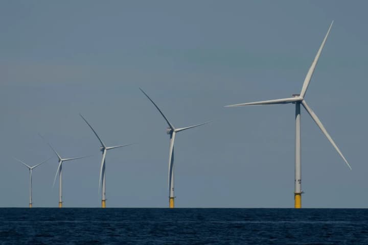 tramp-zablokuvav-5-masshtabnykh-vitrovykh-proiektiv-cherez-zahrozu-natsbezpetsi