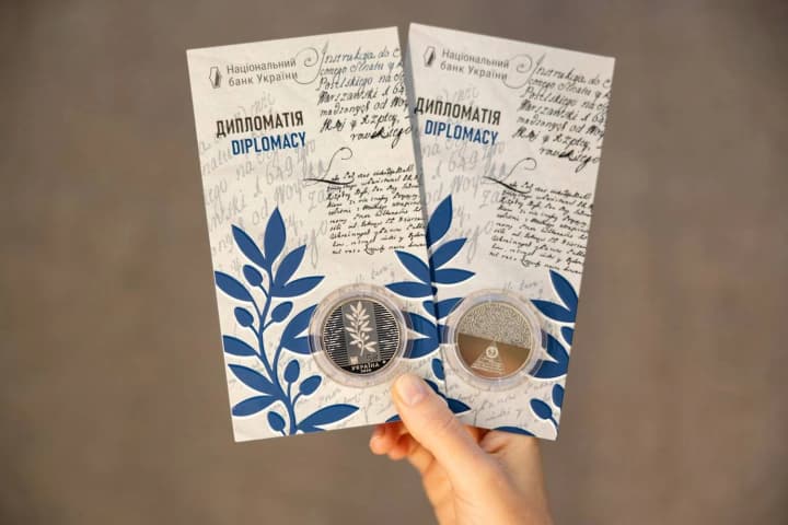 nbu-vypustyv-novu-pamiatnu-monetu-prysviachenu-dyplomatam-shcho-na-nii-zobrazheno