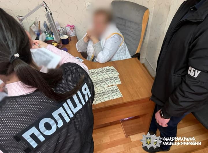 deputatskyi-taryf-na-zemliu-na-odeshchyni-zatrymaly-holovu-zemelnoi-komisii-za-khabar-u-95-tys-dolariv