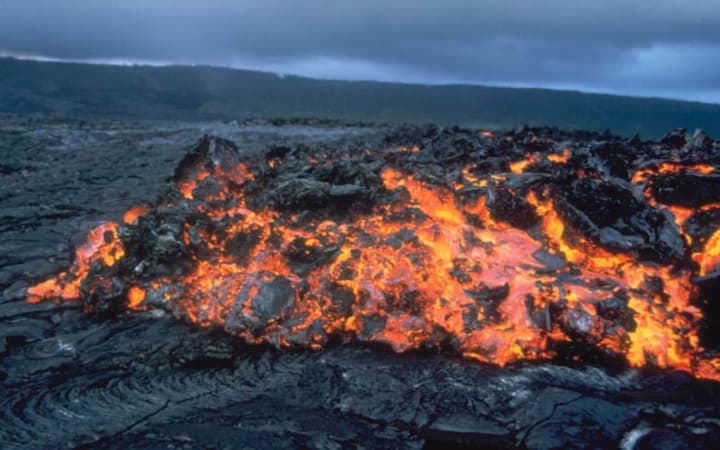 vyverzhennia-vulkana-kilauea-na-havaiakh-siahnulo-vysoty-426-metriv-video
