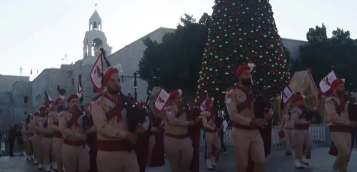 tisyachi-lyudei-stekayutsya-v-vifleem-chtobi-vozrodit-rozhdestvenskie-prazdnovaniya-posle-dvukh-let-voini-v-gaze