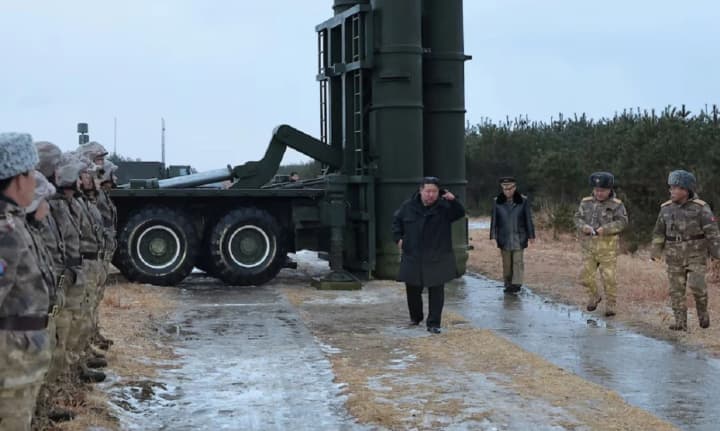 kim-chen-in-rukovodil-ispitaniem-dalnoboinoi-raketi-i-posetil-stroitelstvo-atomnoi-podvodnoi-lodki