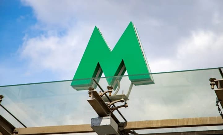 iz-za-problem-so-svetom-posle-atak-rf-metro-kieva-menyaet-dvizhenie-poezdov-kgga