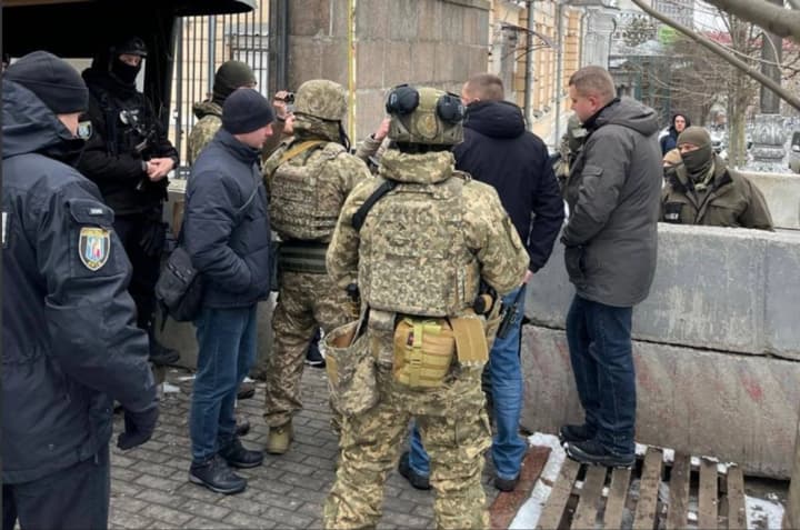 sotrudniki-ugo-blokiruyut-rabotu-detektivov-nabu-v-zdanii-verkhovnoi-radi