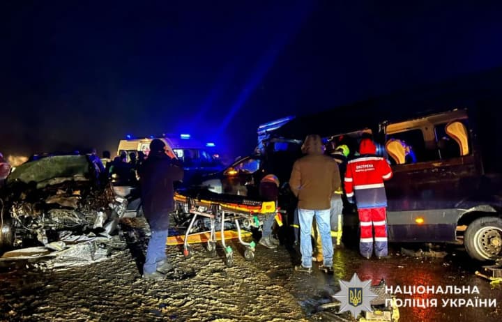 marshrutka-viletela-na-vstrechnuyu-na-trasse-pod-kievom-v-troinom-dtp-yest-pogibshii-13-postradavshikh