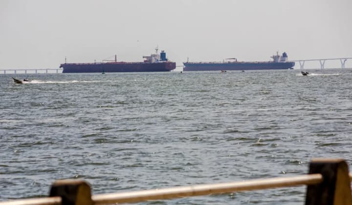 oil-tankers-change-course-from-venezuela-due-to-us-threats-bloomberg