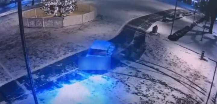 voditel-na-vaz-ustroil-drift-vozle-opernogo-teatra-vo-lvove-patrulnaya-politsiya-nashla-yego