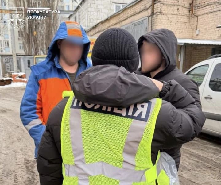 padenie-devushki-v-yamu-s-kipyatkom-v-kieve-rukovoditel-podrazdeleniya-kievteplokommunenergo-poluchil-podozrenie