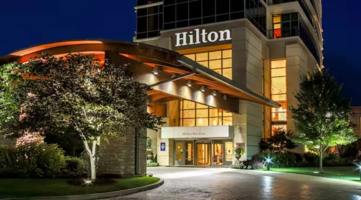 hilton-distantsiruetsya-ot-skandala-s-otmenoi-nomerov-dlya-agentov-dhs