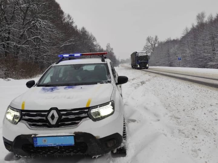 dvizhenie-gruzovikov-v-zakarpate-na-trasse-kiev-chop-zatrudneno-iz-za-snegopada-patrulnie