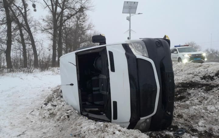 dtp-na-sumshchyni-mikroavtobus-vyletiv-na-uzbichchia-i-perevernuvsia-postrazhdaly-8-liudei