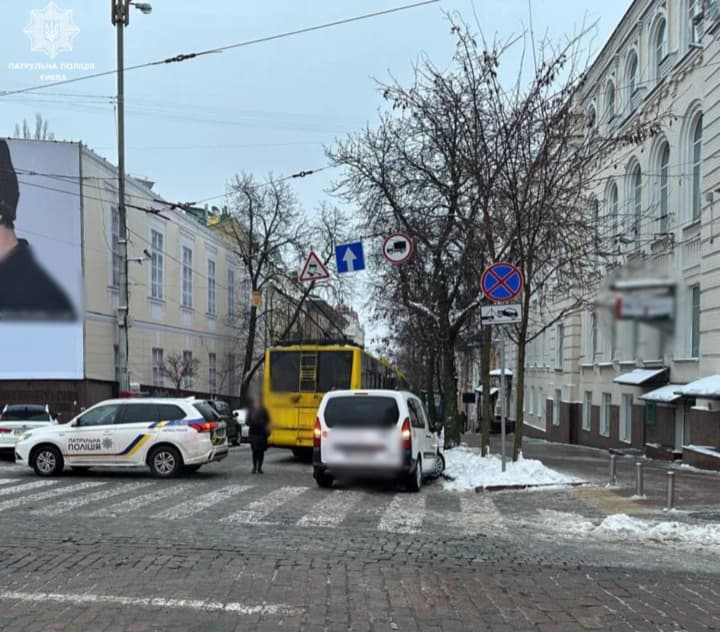 trolleybus-and-car-traffic-stopped-on-sofiivska-in-kyiv-road-damage-reported
