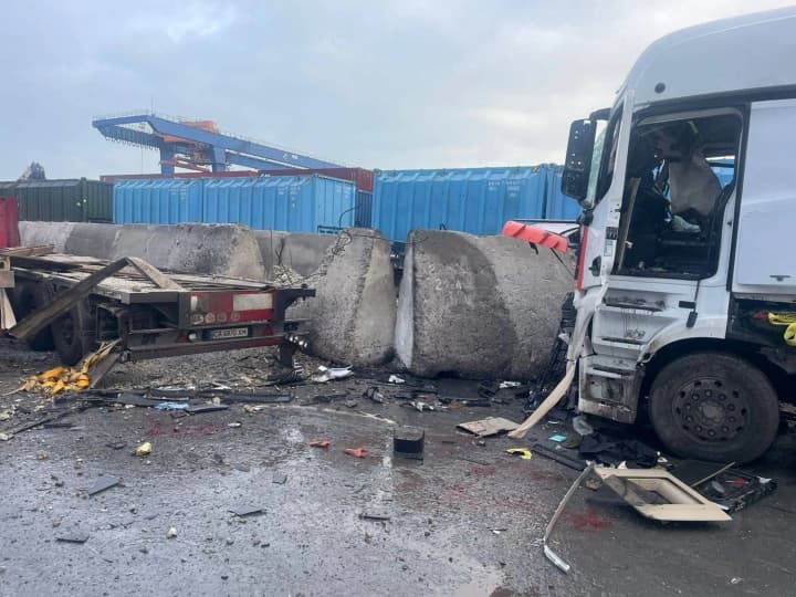 russia-again-attacked-two-odesa-ports-one-killed-five-wounded