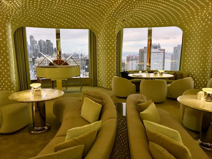 peridot-v-gonkonge-otkrilsya-neonovo-zelenii-bar-s-instagram-kokteilyami-i-panoramnim-vidom