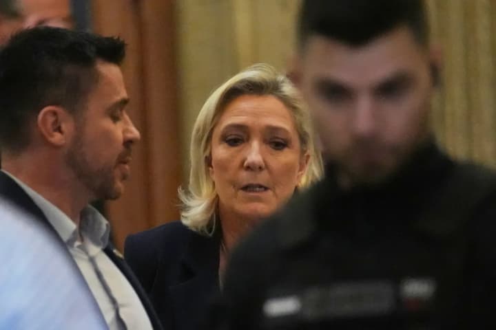 v-parizhe-nachalsya-apellyatsionnii-sud-po-delu-marin-le-pen-pod-ugrozoi-uchastie-v-viborakh-2027