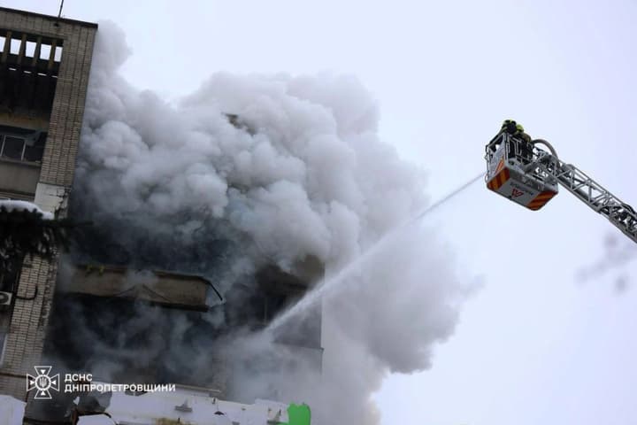 u-dnipri-pislia-vorozhoho-udaru-chastkovo-zruinovana-16-poverkhivka-kilkist-poranenykh-zrosla-do-14