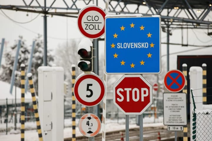 khotiv-prorvaty-kordon-i-malo-ne-zbyv-prykordonnyka-vodii-avtobusa-koshytse-svaliava-zalyshyv-pasazhyriv-i-pobih-u-slovachchynu