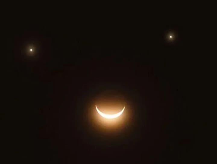 kosmichnyi-smailyk-u-nichnomu-nebi-zavtra-nad-ukrainoiu-ta-yevropoiu-ziide-ridkisna-astronomichna-kompozytsiia