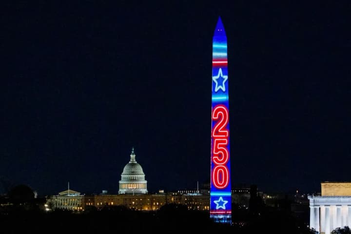 tramp-zaluchaie-zirok-nfl-ta-nba-do-hrandioznoho-sviatkuvannia-250-richchia-ssha