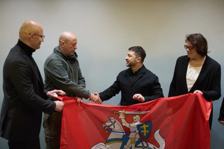 ukraine-to-receive-200-generators-soon-zelenskyy-met-with-lithuanian-volunteers