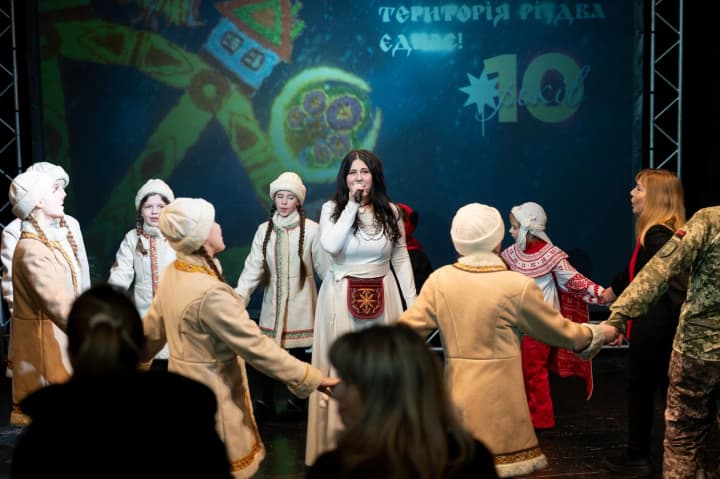 terytoriia-rizdva-obiednala-artystiv-viiskovykh-ta-paramedykiv-na-odnii-stseni